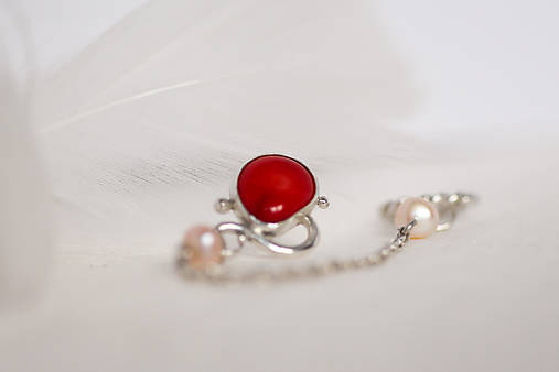 Strieborná náušnica s retiazkou - Whisper Red Pearls