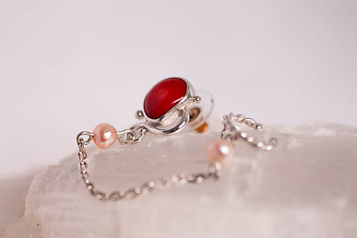 Strieborná náušnica s retiazkou - Whisper Red Pearls