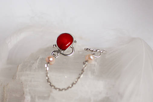 Strieborná náušnica s retiazkou - Whisper Red Pearls