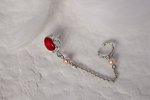 Strieborná náušnica s retiazkou - Whisper Red Pearls
