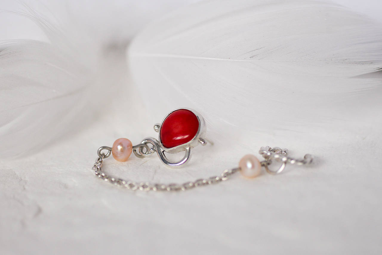 Strieborná náušnica s retiazkou - Whisper Red Pearls