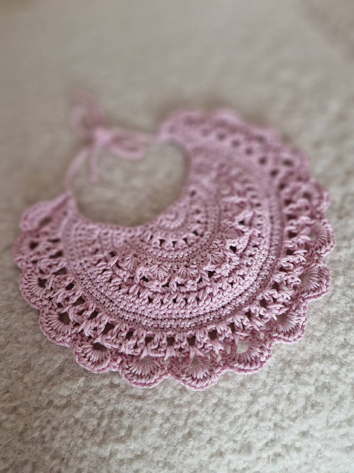Detské doplnky - Háčkovaný podbradník ružový – handmade doplnok pre bábätko - 18187981_