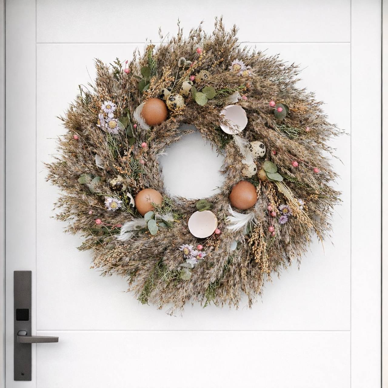 Jarný veniec z tráv a škrupiniek s ružovými kvetmi