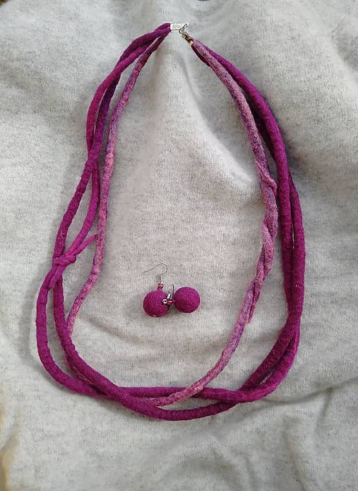 Náhrdelníky - Plstený náhrdelník - Zapletená fuksia - 18187860_