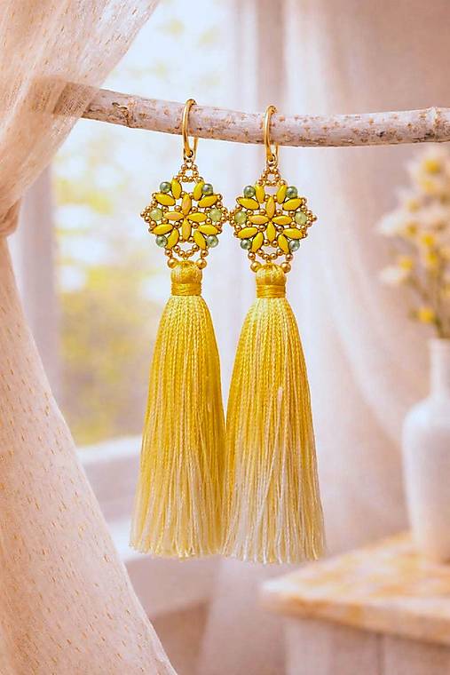 Náušnice - Šité náušnice žlto-zelené,Swarovski, žltý strapec - 18187298_