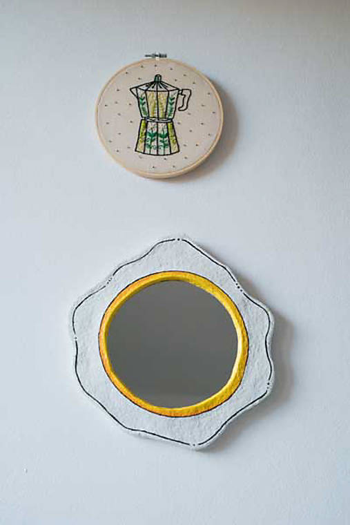 Ručne vyrobené zrkadlo z papierovej hmoty s vyprážaným vajíčkom