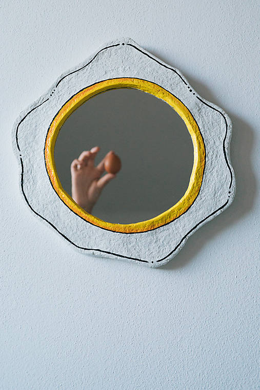 Ručne vyrobené zrkadlo z papierovej hmoty s vyprážaným vajíčkom