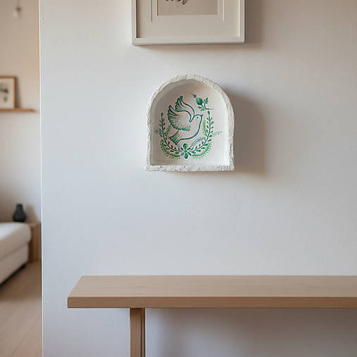 Ručne vyrobená polička s holubicou