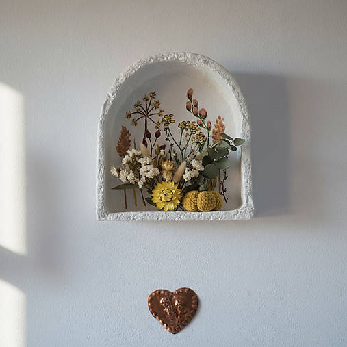 Dekoratívna polica s kvetmi