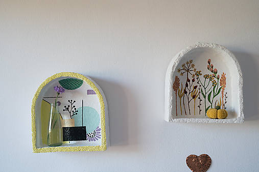 Dekoratívna polica s kvetmi