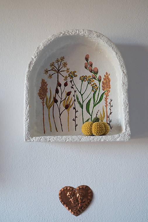 Dekoratívna polica s kvetmi