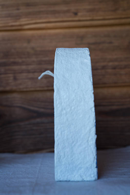 Ručne vyrobená polička s holubicou