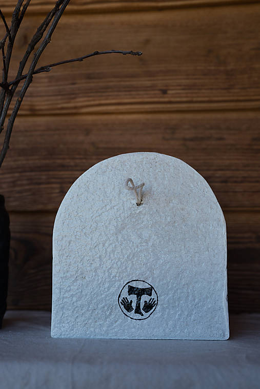 Ručne vyrobená polička s holubicou