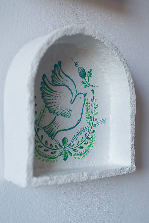 Ručne vyrobená polička s holubicou