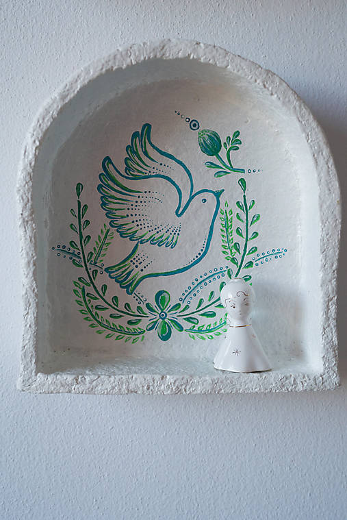 Ručne vyrobená polička s holubicou