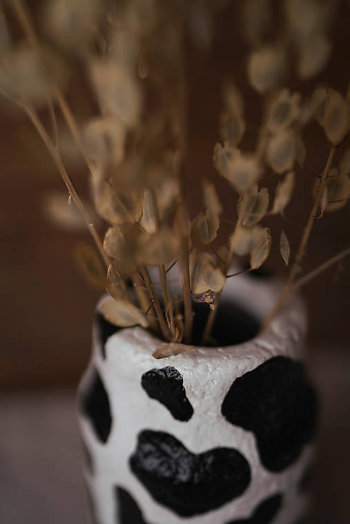 Váza so sušenými kvetmi s potlačou kravy