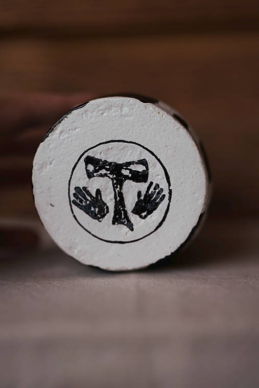 Váza so sušenými kvetmi s potlačou kravy