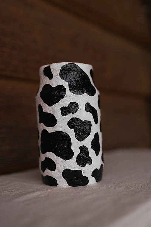 Váza so sušenými kvetmi s potlačou kravy