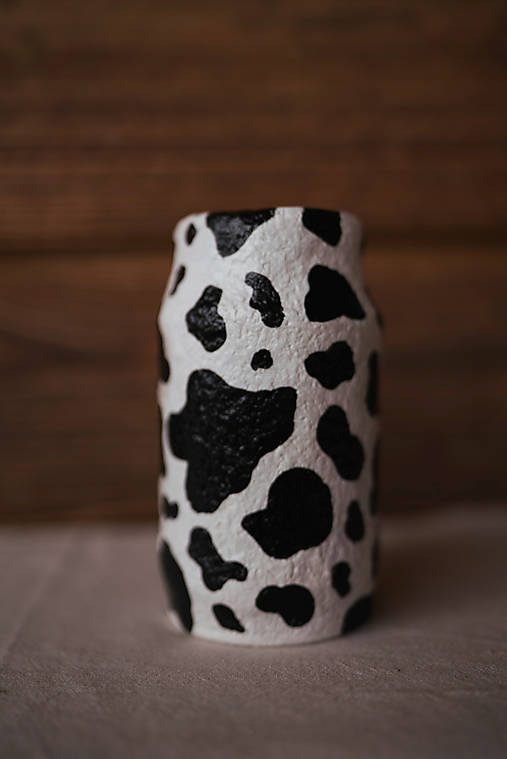 Váza so sušenými kvetmi s potlačou kravy