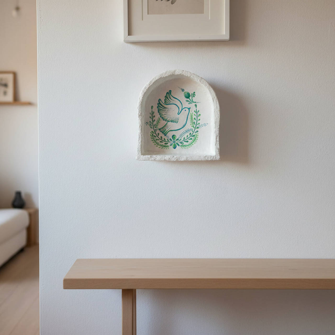 Ručne vyrobená polička s holubicou
