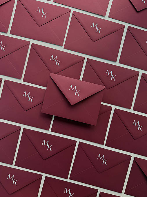 Papiernictvo - Obálka s bielymi iniciálmi bordová 120g C6 - 18190157_