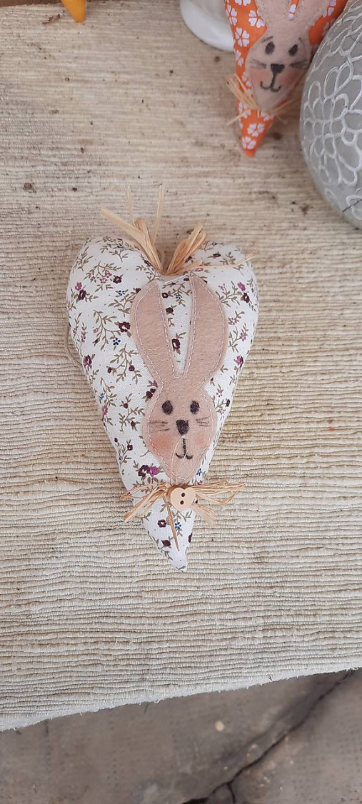 Dekorácie - Srdiečko so zajacom (Fialové kvety) - 18190994_