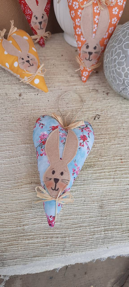 Dekorácie - Srdiečko so zajacom (Kvety na modrej) - 18191005_