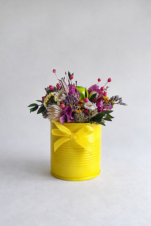Menší aranžmán zo sušených kvetov v pastelovo žltej plechovke
