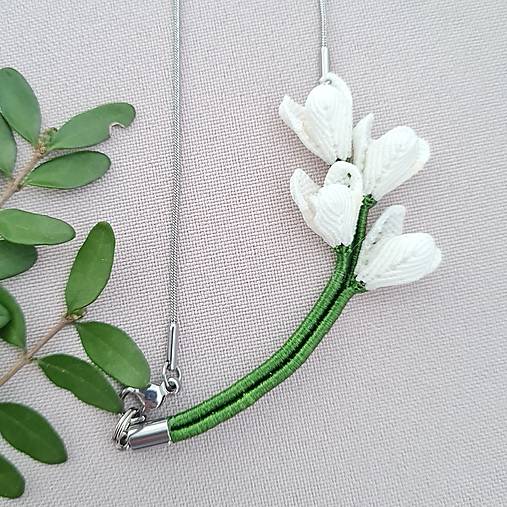 Náhrdelníky - Makramé prívesok "Snežienky" - 18191246_