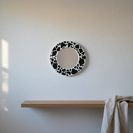 Zrkadlá - Ručne vyrobené zrkadlo z papierovej hmoty s potlačou kravy - 18189865_