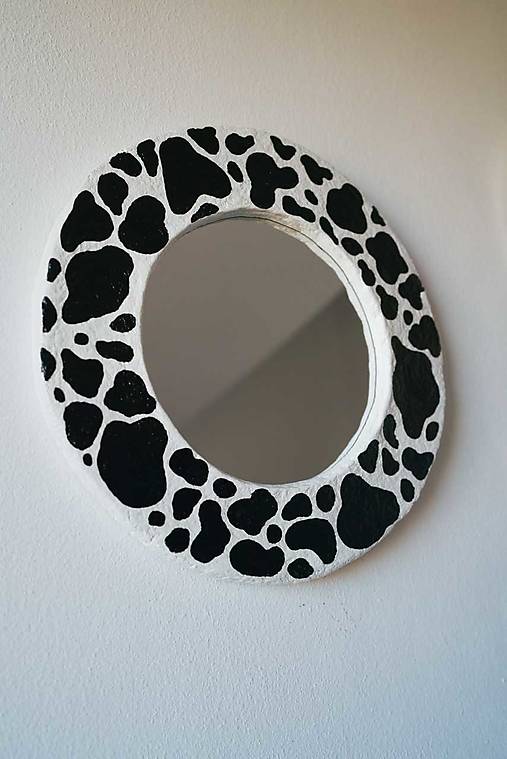 Ručne vyrobené zrkadlo z papierovej hmoty s potlačou kravy