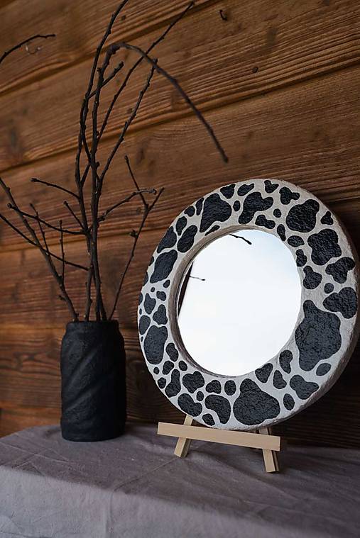 Ručne vyrobené zrkadlo z papierovej hmoty s potlačou kravy