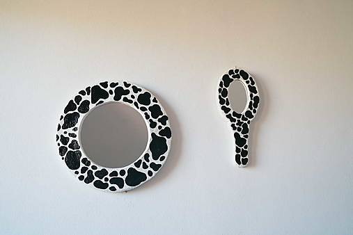 Ručne vyrobené zrkadlo z papierovej hmoty s potlačou kravy