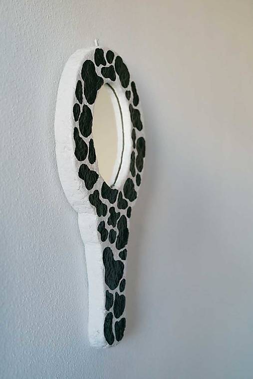 Ručne vyrobené zrkadlo z papierovej hmoty s potlačou kravy