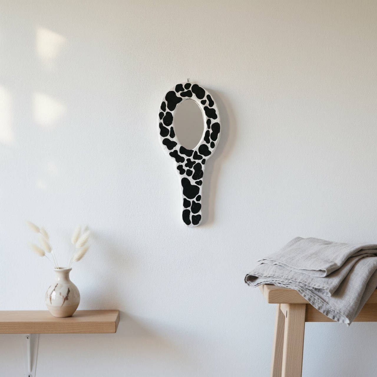 Ručne vyrobené zrkadlo z papierovej hmoty s potlačou kravy