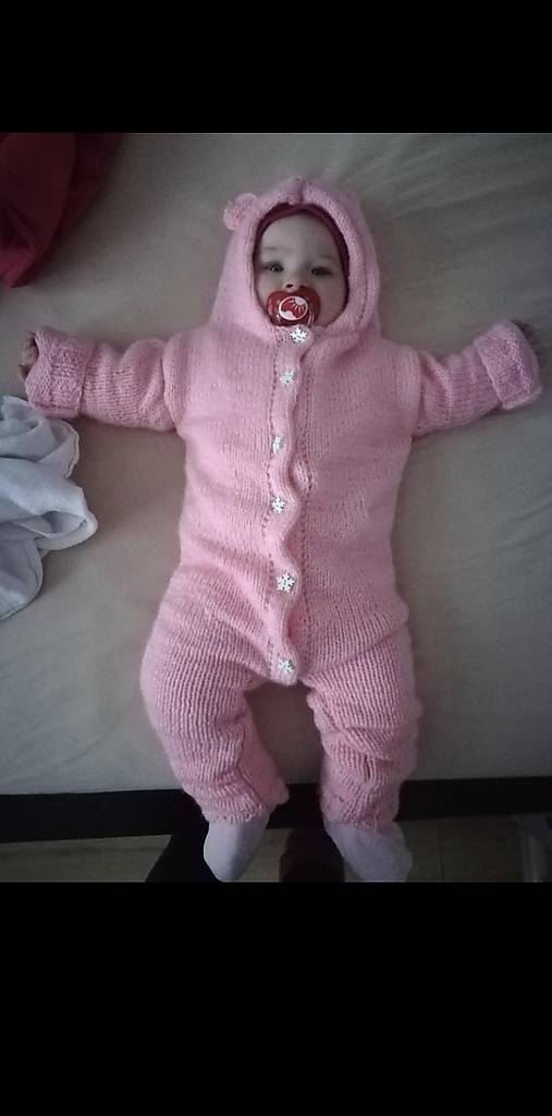Overaly - Ručne štrikovaný ružový overal pre bábätko. - 18189965_