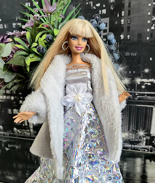 Šedý kabátik pre Barbie