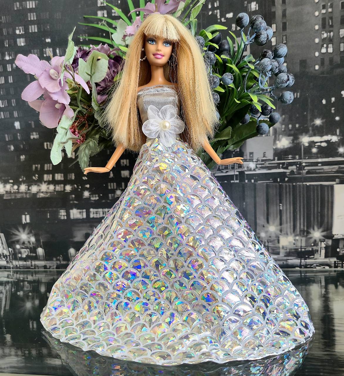 Strieborné šaty pre Barbie