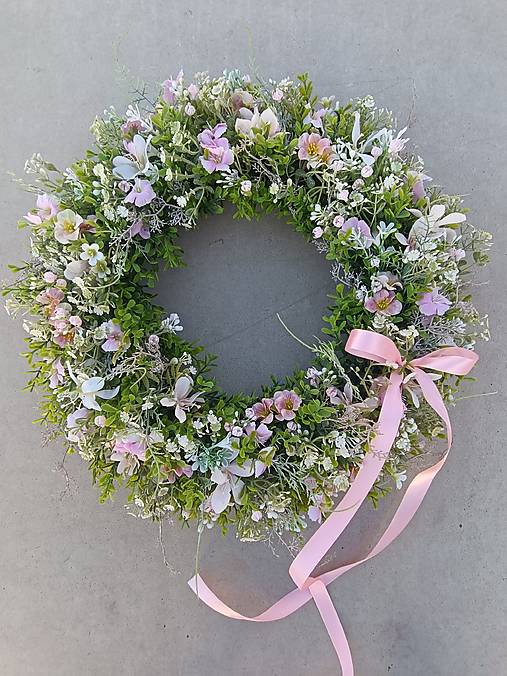 Dekorácie - Jemný kvetinový venček - 18193651_