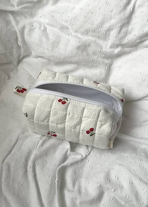 Taštičky - Prešívaná taštička na makeup – čerešne, darček pre ženu - 18192718_