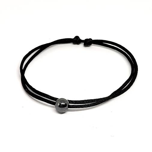 Minimalistický šnúrkový náramok s minerálom