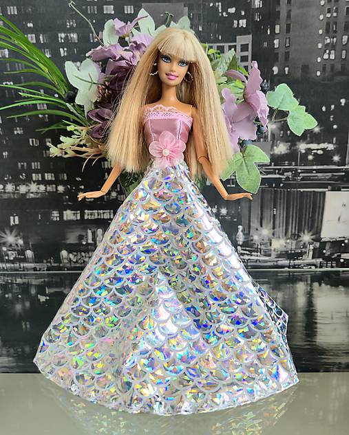 Spoločenské strieborné šaty pre Barbie