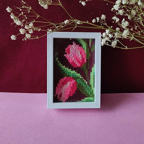 Dekorácie - Miniatúrna výšivka 5 x 7,5 cm v ráme na zavesenie: Tulipány - 18194971_