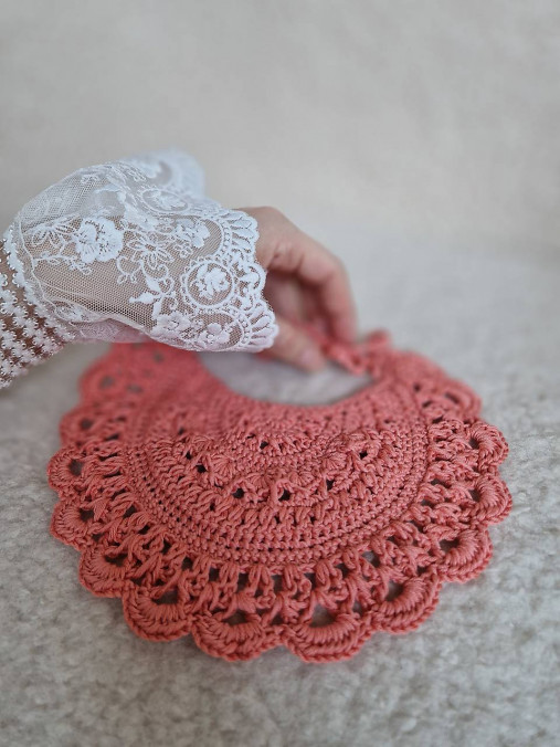 Detské doplnky - Háčkovaný podbradník broskyňový - handamde doplnok pre bábätko - 18196783_