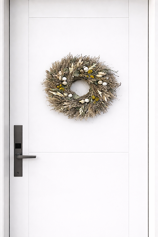 Prírodný veniec z tráv a prepeličích vajíčok