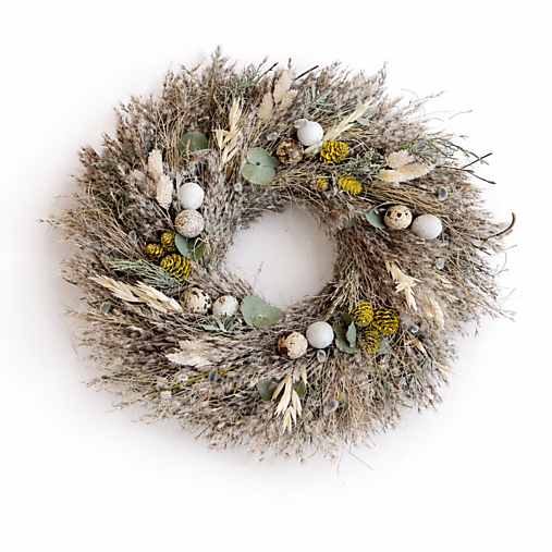 Prírodný veniec z tráv a prepeličích vajíčok