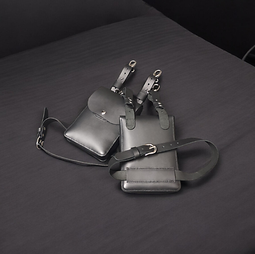 Kožené kapsy s dvojitým uchytením