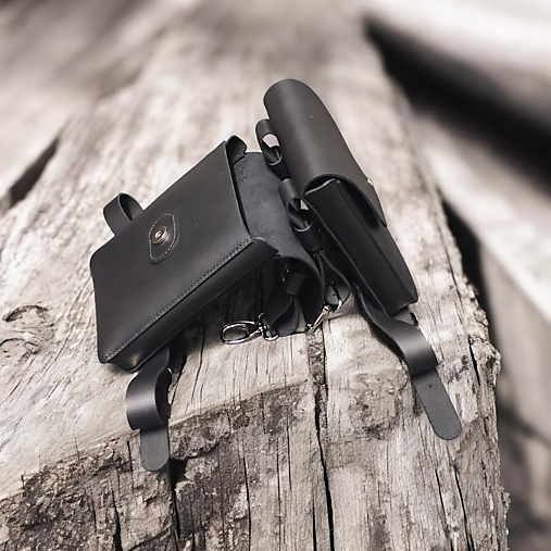 Kožené kapsy s dvojitým uchytením