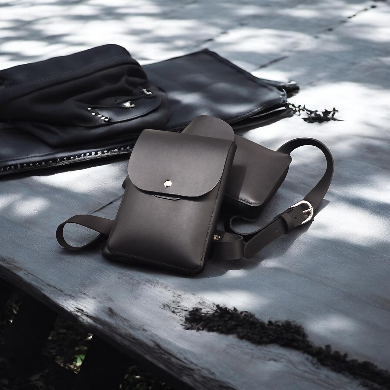 Kožené kapsy s dvojitým uchytením