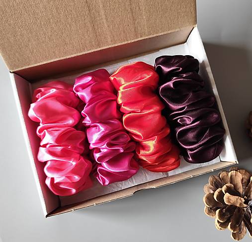 Ozdoby do vlasov - Darčeková sada - 4 scrunchies L v červenej - 18196591_